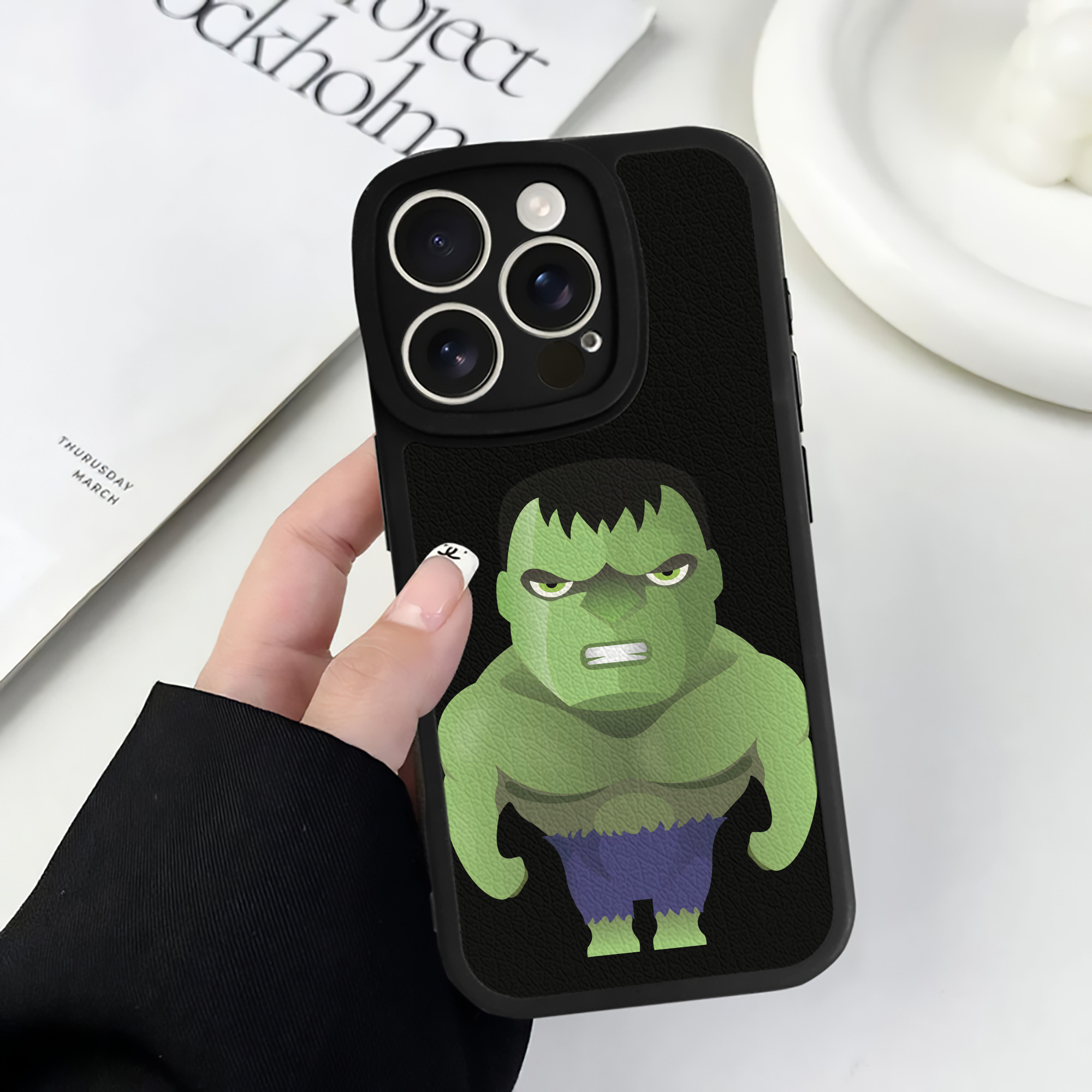 （画像用） アベンジャーズ The Avengers 【iPhone 16シリーズ対応】シリコンスマホケース（レザー調） 材質：シリコン
